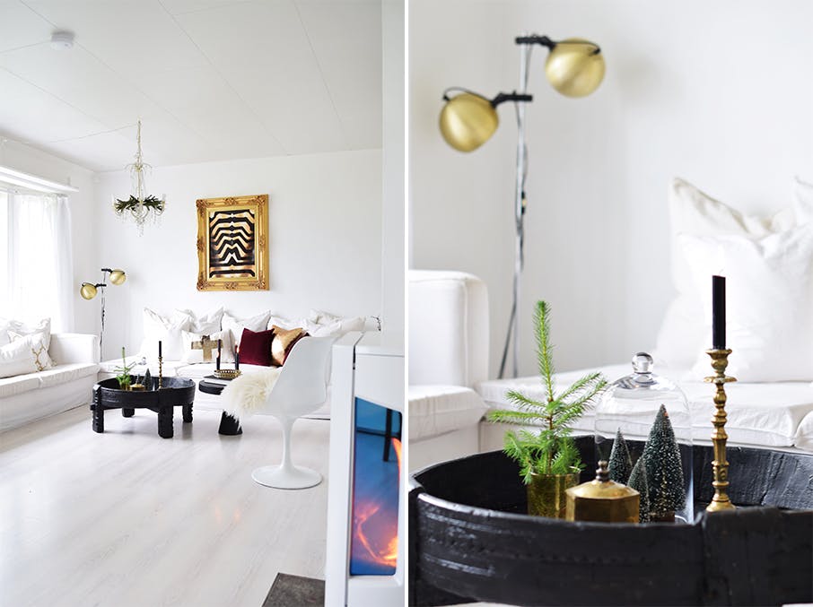 julepyntet stue Hvit stue med detaljer i messing og svart